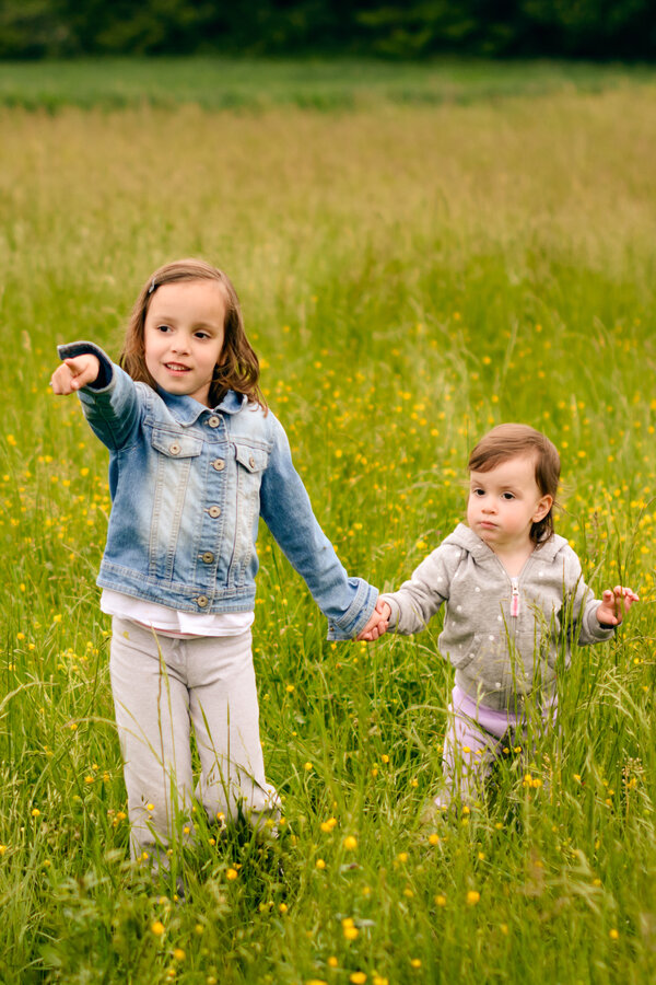 Zwei kleine Mädchen auf grüner Wiese