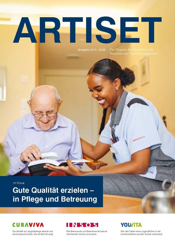 Eine Fachperson hält einer älteren Person das Buch, um ihr beim Lesen zu helfen